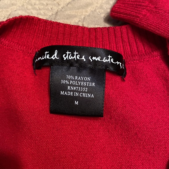 Lightweight red v-neck sweater - Picture 2 of 2